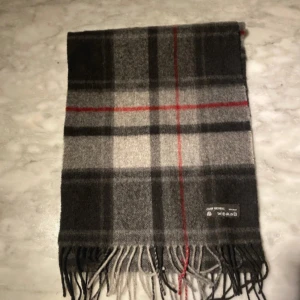 Rutig halsduk från John Henric - Skick 9/10. Köpt 1 år sedan men extremt sällan använd. 100 % ull. Kan mötas upp i sthlm eller frakta!