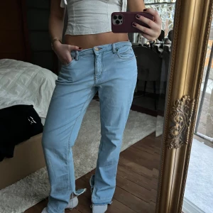 Ljusblå jeans - Lågmidjade jeans med så snygg passform😍😍