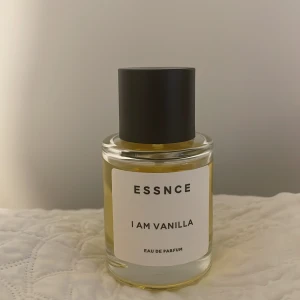 Essnce I Am Vanilla Edp - Säljer en flaska Essnce I Am Vanilla edp 50 ml. Testad.