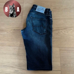 Jacob Cohen Jeans - Sköna Jacob Cohen Jeans med Ljusblå Badge | Storlek 30 | Modell 696, sitter riktigt bra, slim fit | Skick 7/10 | Lagade i skrevet men inget som syns eller märks vid användning | Nypris 5000kr+ vårt pris 899 kr | Hör av dig vid frågor eller funderingar✌️