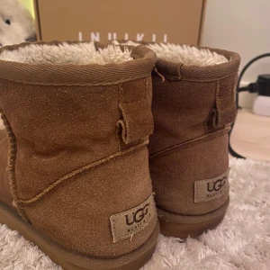 Bruna uggs - Säljer ett par bruna uggs. De är i bra skick men med lite slitage på sulan. Passar storlek 39 och 40, supermysiga!! Nypris ca 2000, mitt pris kan prutas💕