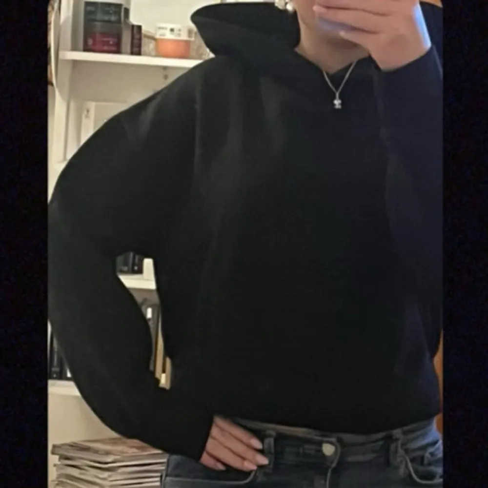 Svart hoodie från Zara i storlek S. Jätteskön och i en snygg passform! Sparsamt använd och i mycket fint skick! Hör gärna av er vid frågor. 💞. Hoodies.