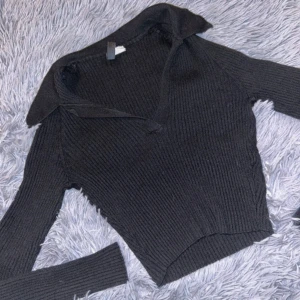 Svart ribbad tröja med krage - Supermjuk och bekväm! Använt 1 gång.