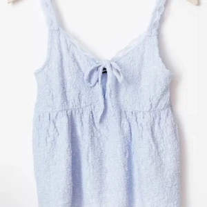 Ljusblå topp Gina tricot  - Säljer denna fina topp/linne från Gina tricot köptes i somras och är nu helt slutsåld!! Den är använd 1 gång bara!! Så den är som ny. 🤎🧸📦