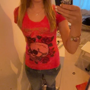 Rosa ed Hardy topp  - En jätte cool edhardy topp som ja inte är hundra på om jag vill sälja, men lägger ut för att se intresset! De är en sjukt cool färg där alla rhinestones sitter kvar! De är mönster runt hela tröjan och materialet är väldigt stretchit men sjukt könt!💓