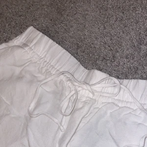 Vita linnebyxor  - Säljer ett par vita linnebyxor i bra skick. Jag säljer dessa pga att de är korta i benen, så dessa passar nog bäst på någon med lite kortare ben🤍 inga skador🎀 