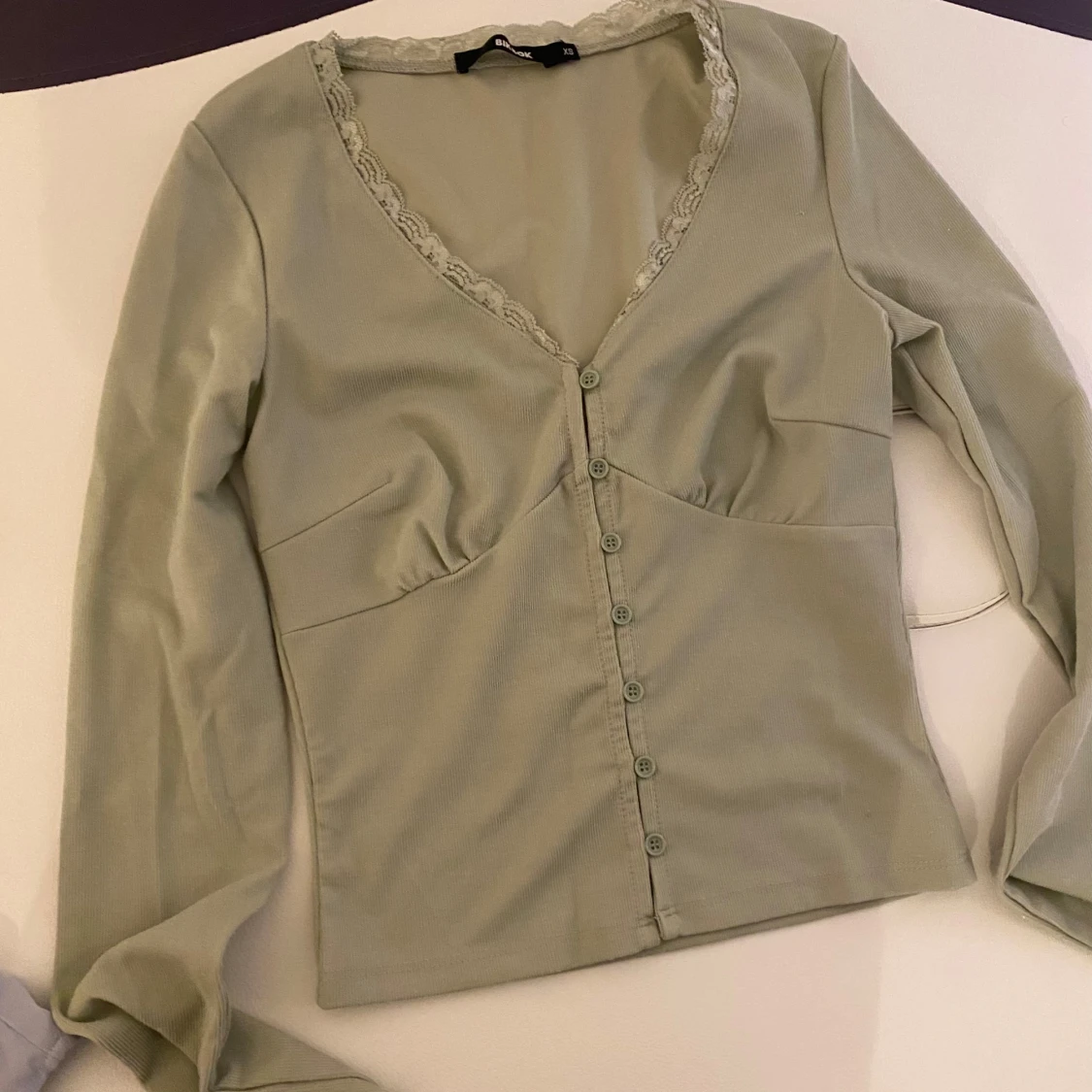 Grön långärmad topp med spetsdetaljer - 90