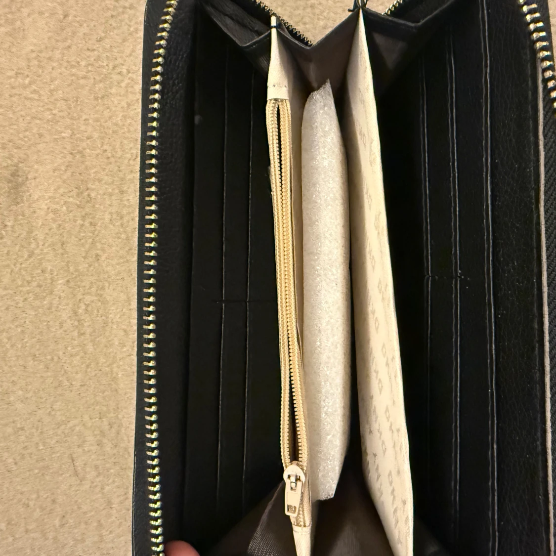 Svart plånbok från DKNY - 90