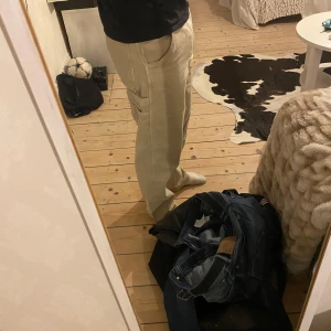Carhartt cargobyxor WIP simple pant - Dags o sälja brallorna man levde i förra året. Perfekt om man gillar Y2K stil eller skate-stil. De är loose-fit och har en supersnygg tvätt.  Priset går självfallet att diskutera, men vill inte ha några skambud. Org pris: 1200kr