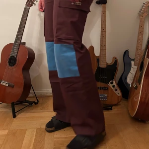 Mörkbruna cargobyxor från Acne Studios - Snygga bruna cargobyxor från Acne Studios i storlek 32-33 ungefär ganska liten i storleken. Passar både herr & dam. Bilderna visar herr. Men har bilder med samma byxor på dam också. Använda max 3ggr