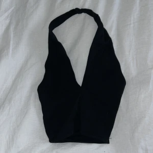 Svart halterneck topp - Snygg svart halterneck topp storlek S.