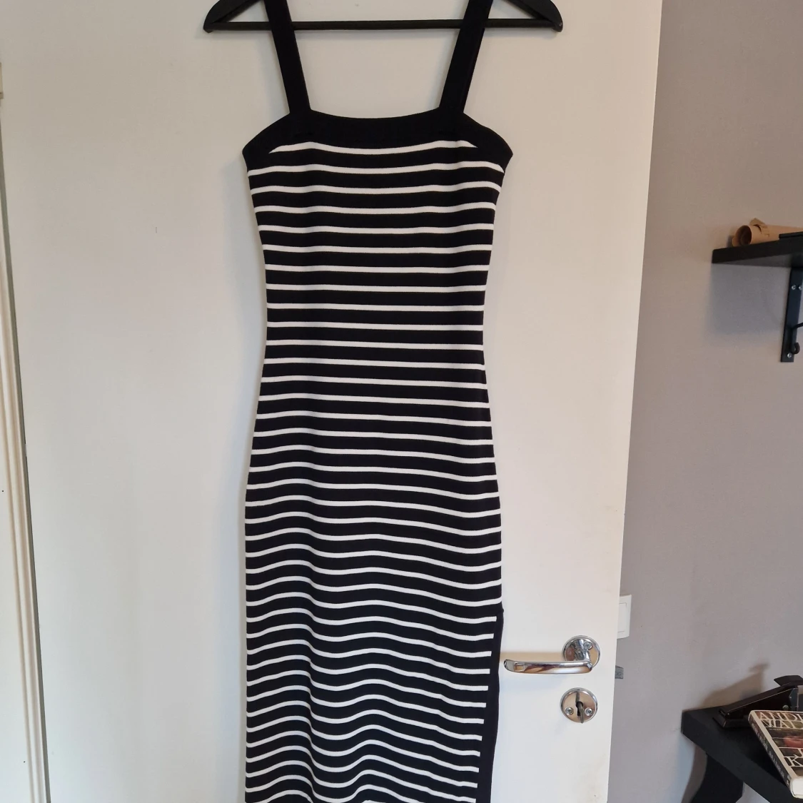Svartvit randig klänning