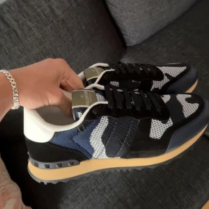 Valentino Rockrunners - Valentino rockrunners som är i väldigt bra skick! Har box och allt förutom kvitto men har dock en order bekräftelse. Detta är en intresse koll! 43,5 men passar även 43