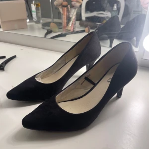 Svarta klackskor med spetsig tå - Aldrig använt dem därav säljer jag dem. Köpt på sellpy så de har använts. Har inga defekter och ser ut som nya, men innanför har de matrrialet spruckits då jag försökt töja ut dem. 