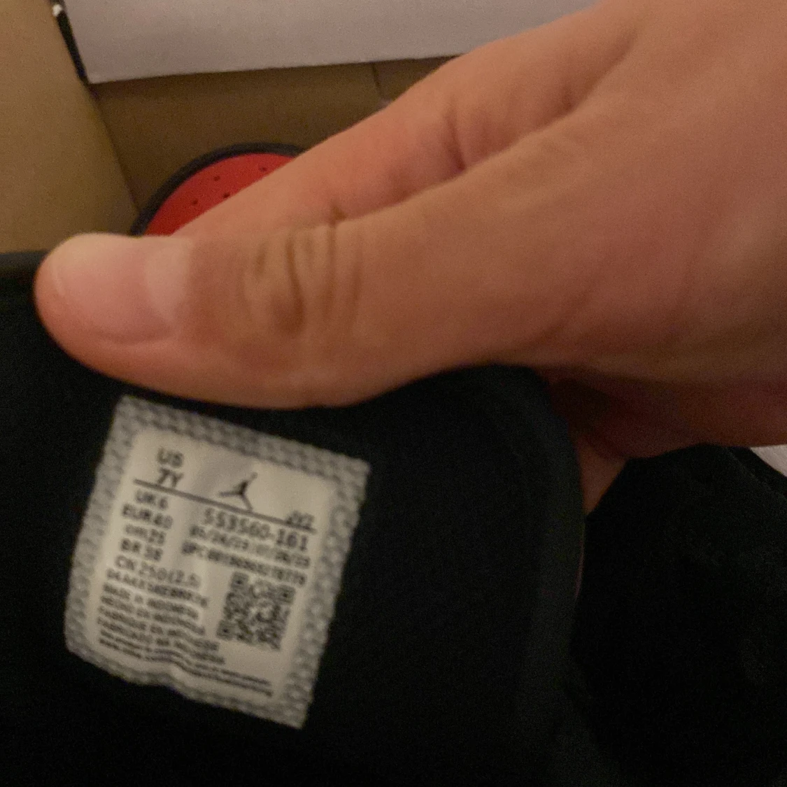 Nike Air Jordans i svart, röd och vit - 93