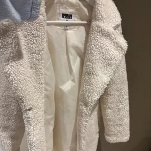 Vit teddyjacka från Urban Classics - Mysig vit teddyjacka från Urban Classics i storlek M. Helt nytt skick, säljs för att den var i fel storlek🤍 Kräm vit