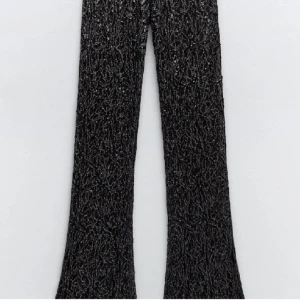 Glittriga byxor💫✨ - Helt slutsålda glittriga paljett byxor från Zara! Perfekta inför nyår ex.❣️(Lite slitna längst ner då dem är långa) 