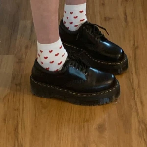 Svarta Dr. Martens skor med snörning - Första bilden är från Pinterest!! Kolla bilderna efter för mer exakt detalj! Säljer ett par klassiska svarta Dr. Martens skor i glansigt skinn med snörning och robust sula. Perfekta för en stilren look med extra komfort och hållbarhet.