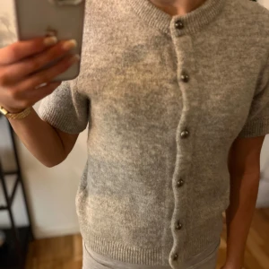Grå kofta med knappar - Säljer en stilren grå kofta med korta ärmar och knappar framtill. Använd fåtal ggr💗