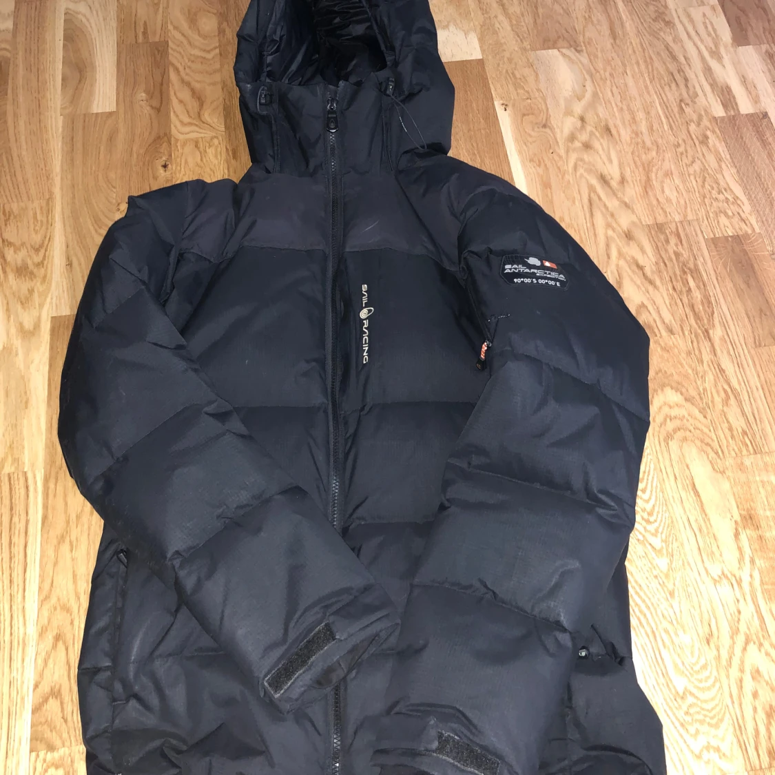 Svart dunjacka från Sail Racing