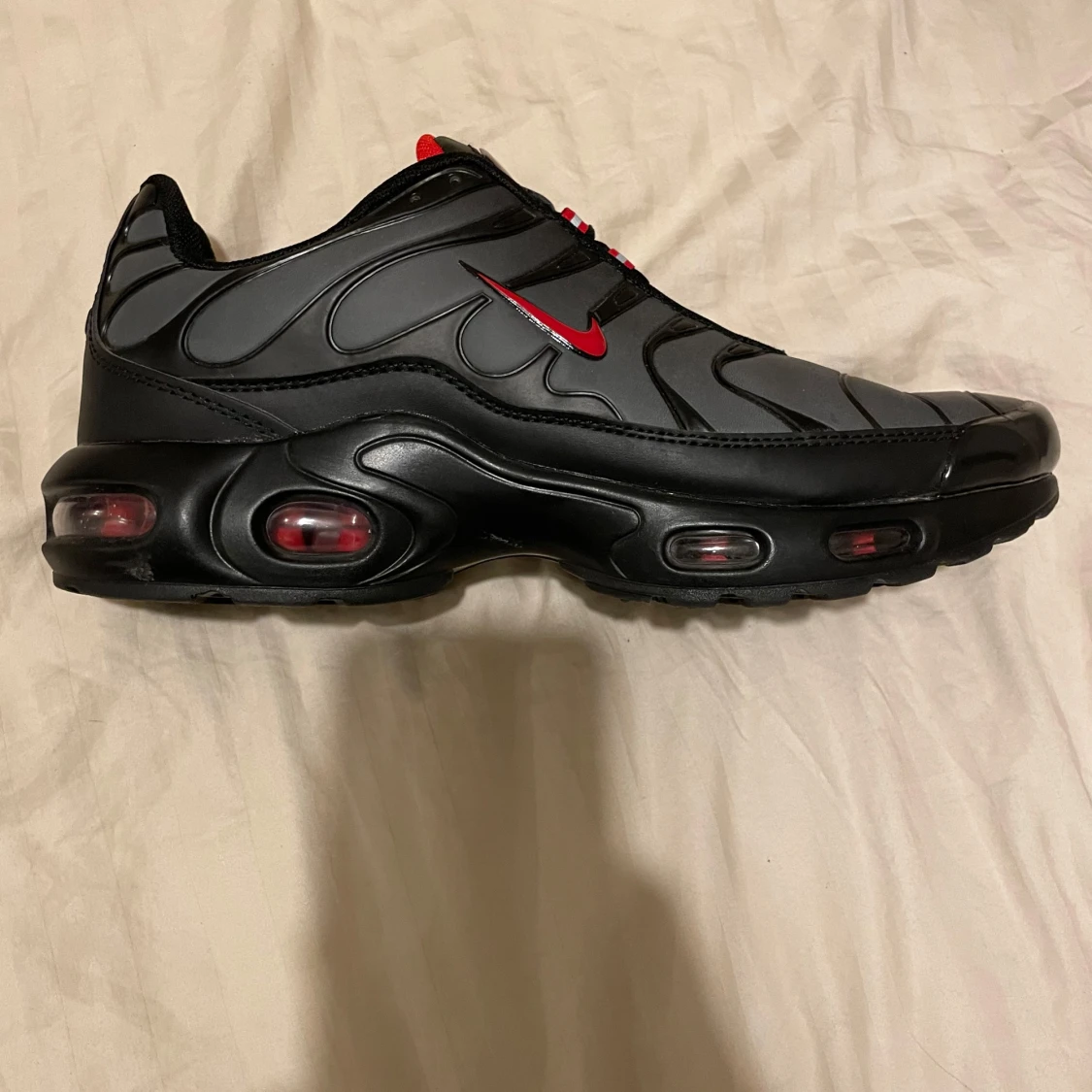 Nike Air Max sneakers i svart och rött