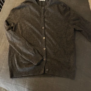 Mörkgrå kofta - Säljer denna skit snygga cashmere kofta från soft goat!!! Knappt använd o super bra kvalitet! ❤️❤️❤️