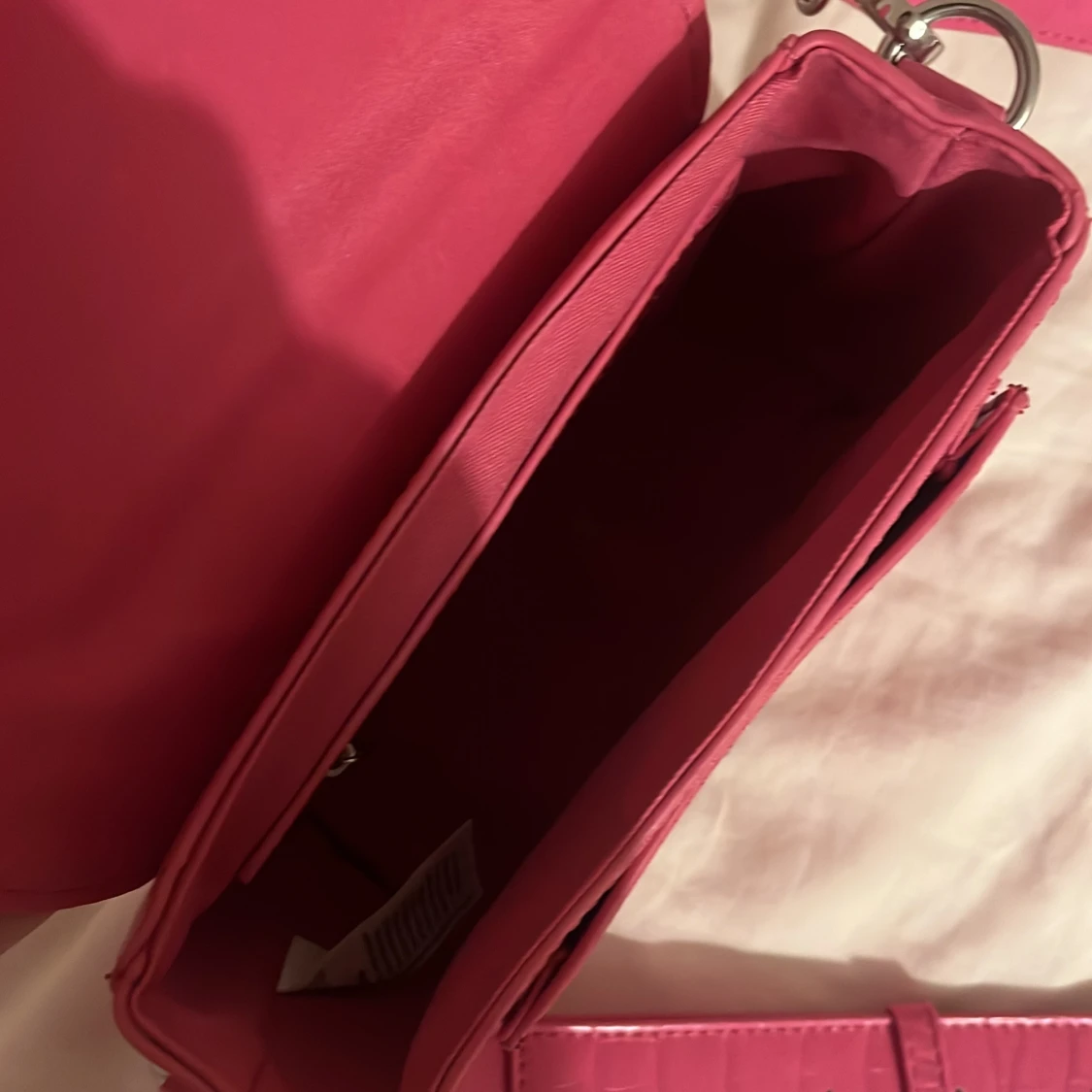 Rosa axelväska med krokodilmönster - 91