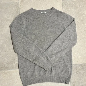 Kashmir tröja J.Lindeberg - Snygg och stilren grå tröja från J.Lindeberg i storlek M gjord av 70% Merino ull och 30% Kashmir. 