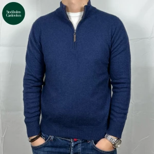 Kashmir Halfzip TEX - Halfzip i kashmir från TEX | Storlek: S- Skicket på halfzip är väldigt bra utan defekter - Vårat pris: 799kr - Nypris: 1,799kr - Modellen är 185cm och väger 80kg. 