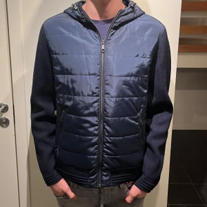 Navy Hybridjacka - Morris Heritage - Morris Heritage stickad hybridjacka  | Nypris: 5000 :- | Mitt pris: 1449 :- | storlek: M | Skick: 9,5/10, Inga tecken på användning! Perfekt för vår/höst | Han på bild är 180 cm | Fråga vid funderingar!