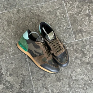 Valentino Rockrunners - Säljer ett par sjukt schyssta valentino rockrunners | skick: 9,5/10, använda utomhus 2 gånger | storlek: 43 | OG: valentinobox medföljer, men med lite skavanker | pris: 2499kr, nypris: ca 8000kr | Perfekta nu till vintern | frågor? Tveka inte på att kontakta oss.