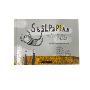 Stålpappan och Pelé - En charmig barnbok med titeln 'Stålpappan och Pelé' av Annette Saugestad Helland. Omslaget är grått med en tecknad bild av en man som flyger över en blomsteräng och några byggnader i bakgrunden. Perfekt för barn som älskar äventyr och fantasi!