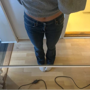 Low waist bootcut jeans - Säljer dessa low waist bootcut jeans från gina tricot, superbra skick inga defekter🩷 sitter jättesnyggt på!