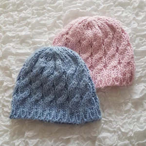 Mössor med glittertrådar - Den rosa något större i strl. Säljs antingen tillsammans eller var för sig, för 10 kr/st. ~ Valfri mössa kan man få med gratis vid köp av kappa/jacka ~ STOR rensning & erbj i min shop ~