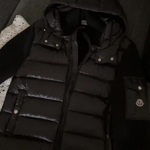 Moncler cardigan  - Jackan är inte använd alls pågrund av inte passar. Jackan är storlek L och är liten i storlek så man kan säga att jackan passar som storlek M.  Man kan både skanna i insidan med qr koden och på utsidan med loggan