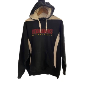 Vintage - Redhawks hoodie -  Vintage hoodie från ”Redhawks Basketball'. Cond 8-10. Storlek S