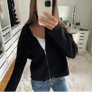 Svart kofta  - Säljer en superfin svart kofta från Åhléns i storlek S.  Den är i superfint skick och bara använd några få gånger!💗💗