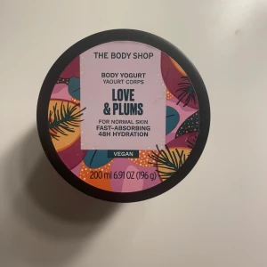 The body shop body youghurt  - Säljer min the body shop love and plums body youghurt som luktar så oroligt gott. Den existerar inte längre men var en jul limetid edition. Det är 200 ml men ungefär 1/4 kvar vilket är 50 ml.
