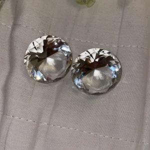 Stora runda diamanter - Snygga och iögonfallande stora runda diamanter som glittrar vackert i ljuset. Perfekta för att ge en touch av glamour till din outfit. De har en klar och elegant design som passar till många tillfällen. 