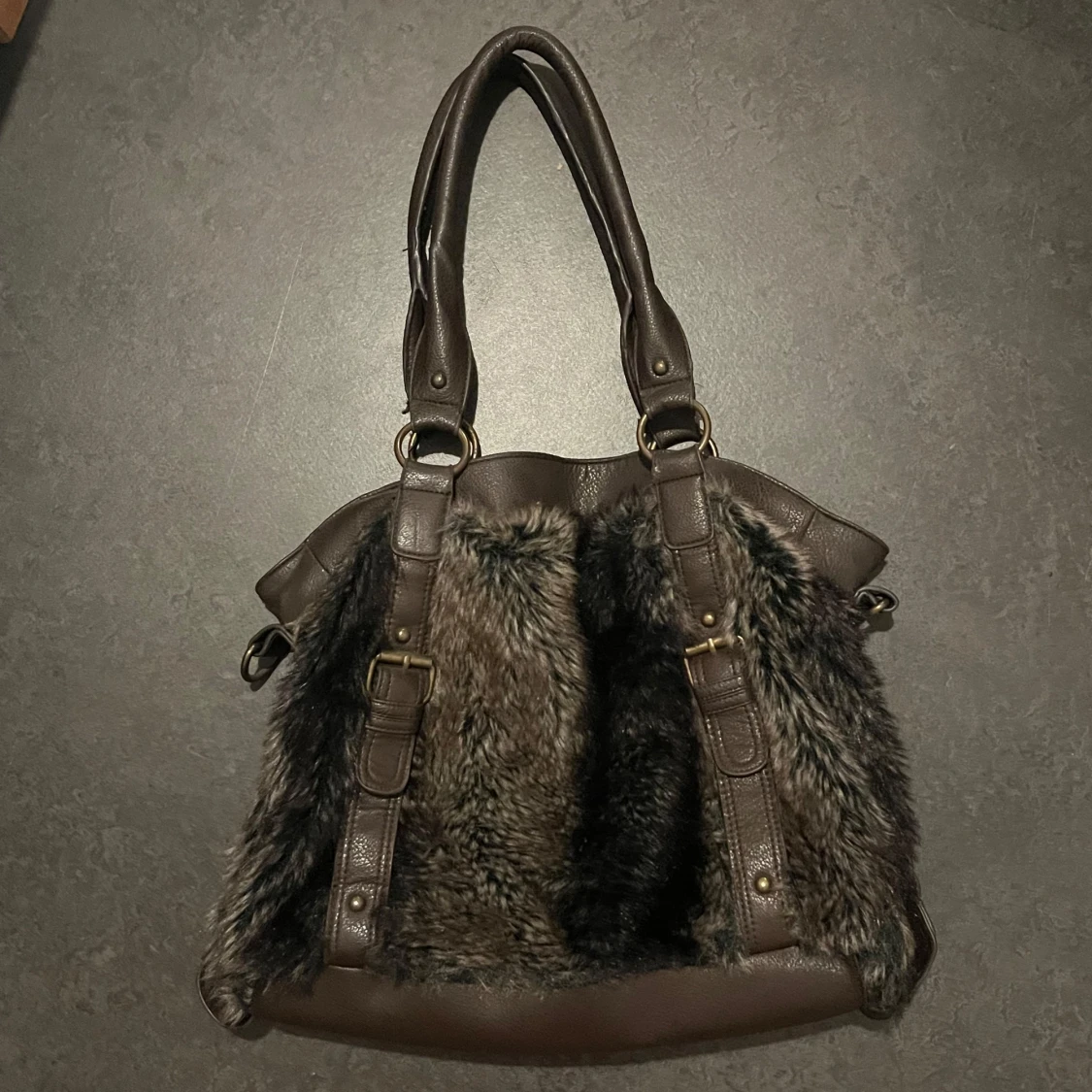 Brun väska med pälsdetaljer