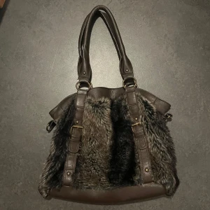 Brun väska med pälsdetaljer - Rymlig pälsväska💘