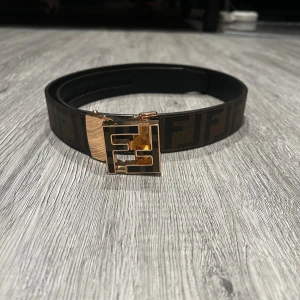 Fendi bälte  - Säljer nu ett riktigt fett Fendi bälte och är helt nytt. Skick 10/10
