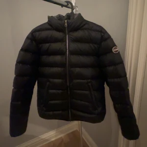 Svart dunjacka från Colmar - Säljer en snygg svart vinterjacka från Colmar. Använd fåtal gånger, lite för liten därmed nyskick. Nypris 4500🤍🤍🤍 Storlek 16y, skulle säga att det motsvarar en S