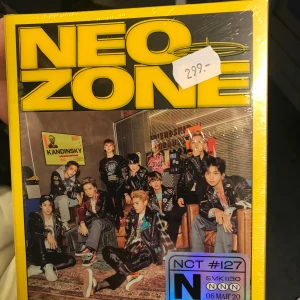 NCT 127 Neo Zone Album - Säljer NCT #127 the second album 'Neo Zone'. Innehåller flera fotoböcker och posters med gruppens medlemmar. Alla delar kvar i fint skick  Perfekt för fans av K-pop och NCT.