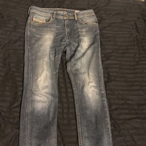 Jeans - Ett par väldigt fina diesel  jeans storleken på jeansen är W33-L34  Bara höra av sig vid mer fråga eller bilder😃