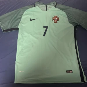 Ronaldo EM 2016 - Beställdes från en engelsk hemsida innan sommaren och har använt den ett par gånger under sommaren,Dri-Fit,uttöjbart och skönt matrial och jättebra skick,Inte alls stor i storlek och passar mig väldigt bra som har M/L beroende på tröja,