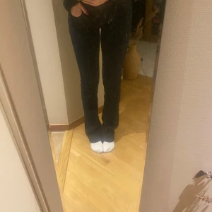 Ltb jeans, valerie, lågmidjade - Säljer ett par svarta jeans med bootcut. Supersnygga. Storlekslappen är borta men skulle säga att de passar en S/M och är i längd 34. Jag är ca 175 cm lång. Bra skick, några defekter såsom att de är lite urtvättade och att de är lite slitna längst ner på benen. I en svart/mörkblå färg. Stretchiga. Lågmidjade