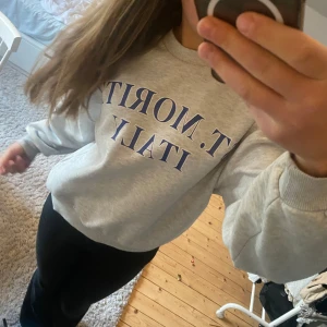 Grå sweatshirt med tryck - Säljer en grå sweatshirt med texten 'T. Moritz Italy' i blått i storlek xs💗💘