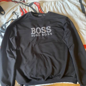Hugo Boss - Hej! Säljer nu min Hugo Boss långarmad den är i XXL men sitter mer som L och passar även M har haft det i typ 1 år men den kommer inte till användning mer priset är inte hugget i sten 