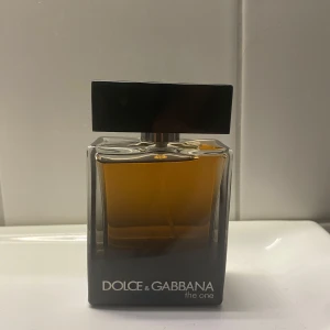 DOLCE&GABBANA parfym - Parfymen är helt orörd med 50ml i och orginalförpsckningen kommer med såklart. En perfekt parfym till vintern. 1000kr nypris. Mitt pris👌🏽👇